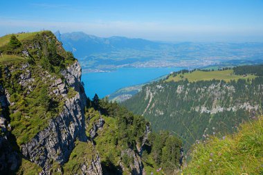 Niederhorn Dağı 'nın zirvesinden Thunersee Gölü, Bernese Oberland manzarası