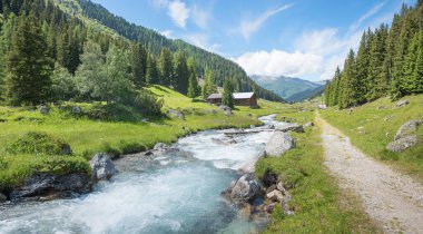 Dischmabach deresi boyunca yürüyüş rotası, Davos yakınlarındaki Dischma vadisi, İsviçre, Kanton hapishaneleri.