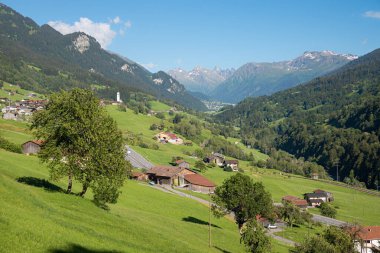 Kublis 'ten Saas turist beldesine, Prattigau manzara değişikliği. Yazın kanton hapishaneleri.