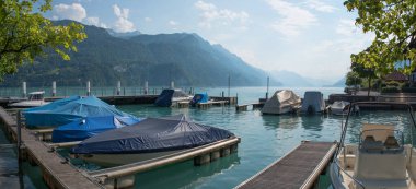 Güzel Brienz limanı demirli tekneleri ve tahta kaldırımları var. Yaz manzarası İsviçre