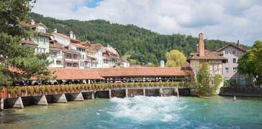 Dekoratif çiçekli ahşap Weir, Aare Nehri Thun, İsviçre Bernese Oberland