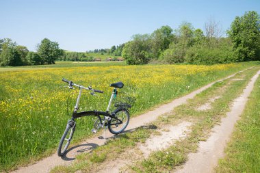 Bisiklet yolu Seehamer Gölü 'nün etrafında. Katlanan bisiklet yolda. Mayıs ayında peyzaj bavyerası