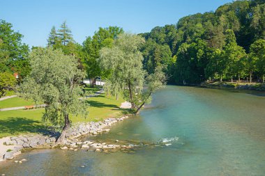 Kötü Tolz nehri, eğlence alanı. Yazın Yukarı Bavyera manzarası