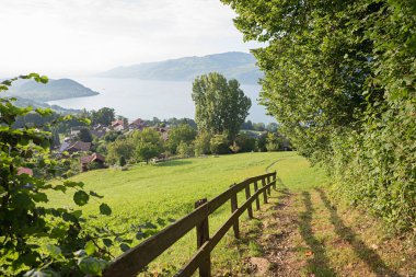 Krattigen 'den Buel' e giden patika yolu, İsviçre manzarası Bernese Oberland