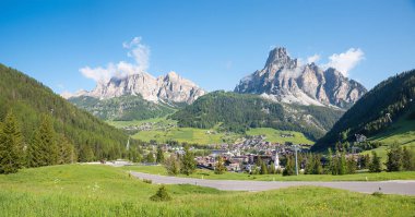 Campolognopass 'tan Corvara' ya, Alta Badia 'ya, güney Tyrol' a. resimsel manzara dolomitleri İtalya Alpleri