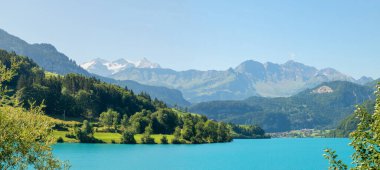 Turkuaz gölü Lungernsee, Obwalden kantonu 'ndan Bernese Alplerine bakın.