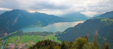 Kulm 'dan Thunersee Gölü' ne, yukarıdaki gri gök gürültülü bulutlar. peyzaj İsviçre, iç içe.