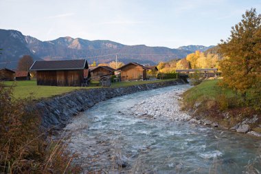Partnach nehir kıvrımı, ahşap kulübelerle manzara, Garmisch-Partenkirchen yakınlarında. Ekim ayında üst Bavyera turizm merkezi