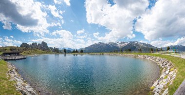 MAYRHOFEN, TYROL, AUSTRIA, 6 Haziran 2024 - Penken Dağı 'nda yapay göl, Panoramarundweg' den Penkenjoch 'a yuvarlak patika, Avustralya yürüyüş noktası