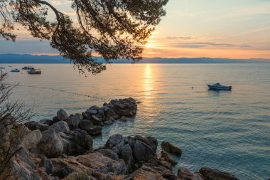 Moscenicka Draga, Hırvatistan 'ın kayalık sahillerinde güzel bir gün doğumu
