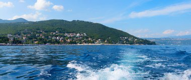 Tekne gezisinden sahil manzarası Opatija, Kvarner Bucht. Hırvat turizm beldesi