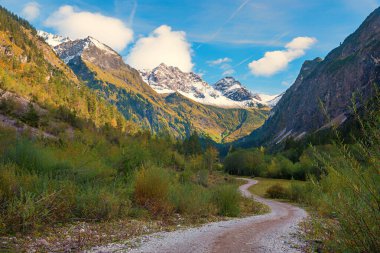 Oytal vadisinde dolambaçlı yürüyüş rotası, Oberstdorf yakınlarında sonbahar manzarası, Ekim ayında allgau alpleri.