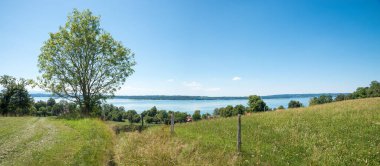 Starnberger Gölü manzaralı, cennet manzaralı yürüyüş yolu. Yukarı Bavyera turizm merkezi.