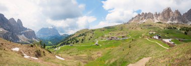 Alp manzaralı bahçe geçidi, güney Tyrol 'daki panorama dolomitleri.