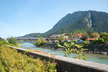 Loisach nehri ve güzel köprü, Eschenlohe köyü, Bavyera Alpleri