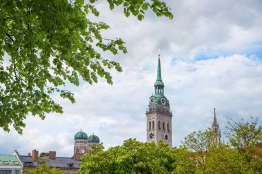 Viktualienmarkt Münih 'ten St. Peter Kilisesi' ne ve Frauenkirche, ıhlamur ağacı dalları ve yeşil yapraklı