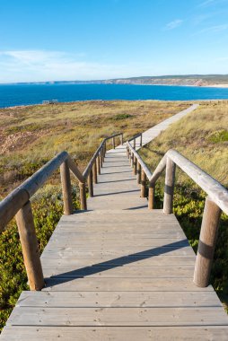 Bordeira sahiline tahta tahta kaldırım, Costa Vicentina, kumlu sörf ve banyo koyu. Carrapateira yakınlarındaki Atlantik kıyıları, Batı Algarve Portekiz.