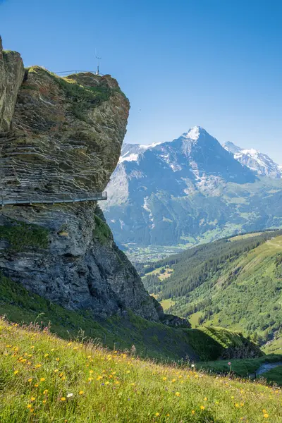 Turistik eğlence dağ yamacı boyunca yürür, Grindelwald Önce, Bernese Alpleri, İsviçre