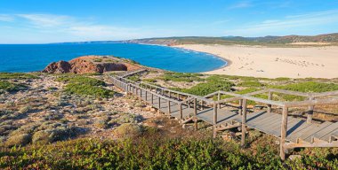 Bordeira sahiline tahta tahta kaldırım, Costa Vicentina, kumlu sörf ve banyo koyu. Carrapateira yakınlarındaki Atlantik kıyıları, Batı Algarve Portekiz.