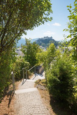 Monchsberg 'den Hohensalzburg kalesine ve Salzach nehrine yürüyüş rotası, Salzburg austria