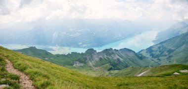 Brienzer Rothorn Dağı 'ndan Brienzersee Gölü' ne, İsviçre 'ye, manzara ve turizm merkezi Bernese Oberland