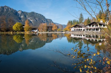 Riessersee Gölü, restoran manzarası ve Kramer Dağları, Yukarı Bavyera