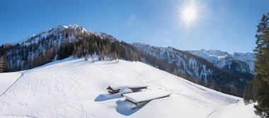 Kayak pistleri, Zwolferkopf kayak merkezi, Karwendel dağları olan karlı bir manzara. İki kulübe. kış panorama tyrolean Alpleri