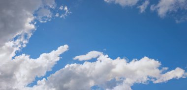 Beyaz kümülüs bulutları güneşli gökyüzü arka planında, mavi bir kopya alanı ile