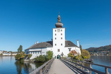 Schloss Ort Caslte 'e tahta köprü, Traunsee Gmunden Gölü. mavi gökyüzü