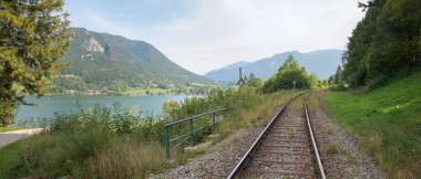 Bayrischzell 'e giden demiryolu, Schliersee Gölü boyunca, üst bavyera, dağ manzaralı ve çalılıklı.