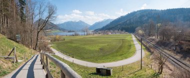 Schliersee Gölü boyunca yürüme yolu, demiryolu manzarası. Baharda Yukarı Bavyera manzarası