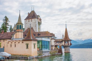 Oberhofen Kalesi, Thunersee Gölü, tekneleri, turistik yerleri Bernese Oberland, İsviçre