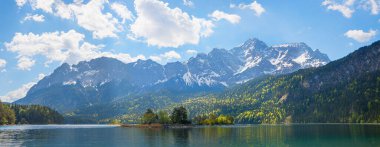 Güzel Eibsee Gölü, Almbichl ve Ludwigsinsel Adaları, Zugspitze Dağı, baharda bavyera manzarası