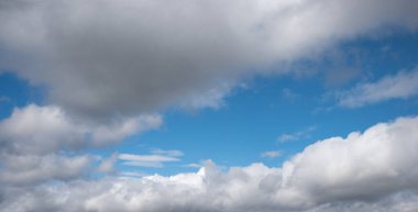 Gri bulutlu bir manzaradaki mavi boşluk, doğal arka plan. Yağmur bulutları yükseliyor.