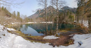 Güzel Christlessee Gölü, Trettach Vadisi 'nde kar dinleniyor. Algau Alpleri. Yeraltı pınarları yüzünden asla donmadı.