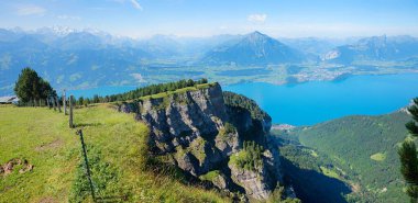 Niederhorn Dağı 'ndan Thunersee Gölü ve Thun Köyü' ne, İsviçre, Bernese Oberland