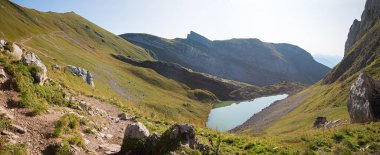 Rofanspitze Dağı 'na yürüyüş rotası, Grubersee Gölü manzarası, Tyrol' da sonbahar. manzara Rofan Alpleri Avusturalya