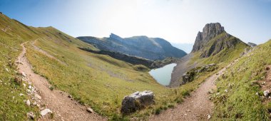 Rofanspitze Dağı 'na müthiş yürüyüş rotası, Grubersee Gölü, Rofan Alp, sonbaharda Avusturya Tyrol Gölü manzarası.