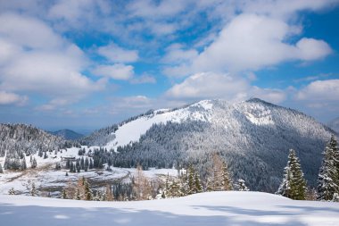 Berrak kış manzarası, Brecherspitze dağı ve dağlık kulübelere bakın. Bulutlu mavi gökyüzü
