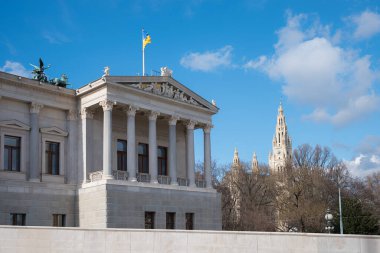 Viyana ve Avrupa bayrağında sütunlu parlamento binası