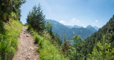 Yürüyüş yolu rofan alpleri Karwendel dağları manzaralı, austria tyrol