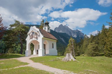 Güzel bir kilise Lauterseekapelle, yürüyüş varış noktası Mitchenwald, Yukarı Bavyera 'daki yeşil orman.