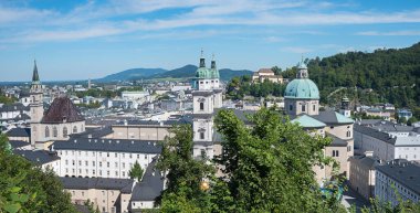 Tarihi St. Peter Kilisesi 'ne ve Kubbe' ye, Salzburg ve Kapuzinerberg dağlarına bakın. Avusturyalı turizm beldesi.