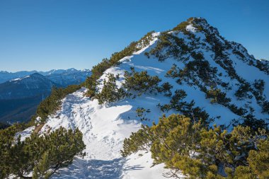 Martinskopf Dağı Zirvesi 'ne yürüyüş yolu, Walchensee turizm merkezi. Manzara Bavyera Alpleri, kışın