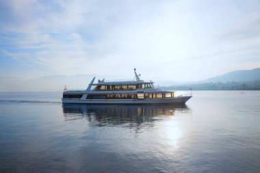 Traunsee Gölü 'nde yolcu gemisi. Gmunden, Salzkammergut. Güneşten gelen ışık. Avusturalya manzarası.