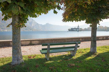 İki kestane ağacının altındaki cennet yeşili bank, Traunsee gölü, turizm beldesi Gmunden Salzkammergut