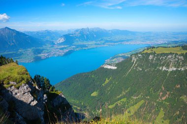 Niederhorn Dağı 'ndan Thunersee Gölü' ne, Bernese Oberland İsviçre Alpleri 'ne büyüleyici bir manzara