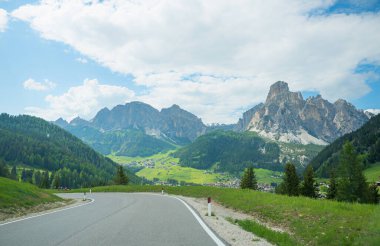 Passo Campologno, Corvara turizm merkezi ve Sassongher dağı, güney Tyrol manzaralı. peyzaj Dolomitleri Alpler.