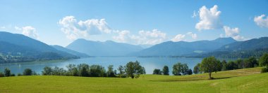 Cennet manzarası Kaltenbrunn, Tegernsee Gölü, Bavyera Dağları manzarası.