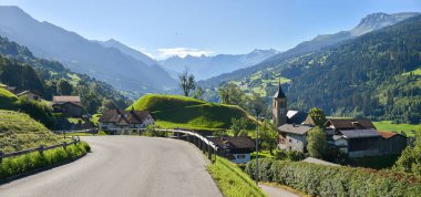 Alp yolu Luzein köyünden geçiyor, Prattigau vadisine bakıyor, yazın İsviçre 'ye.